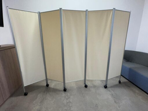 Lehký přenosný paravan 5-dílný s kolečky